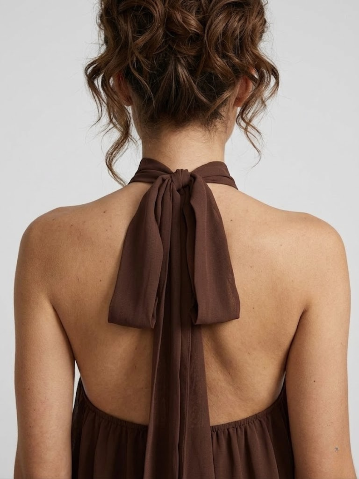 Robe courte femme col montant halter dos nu volants étagés moderne