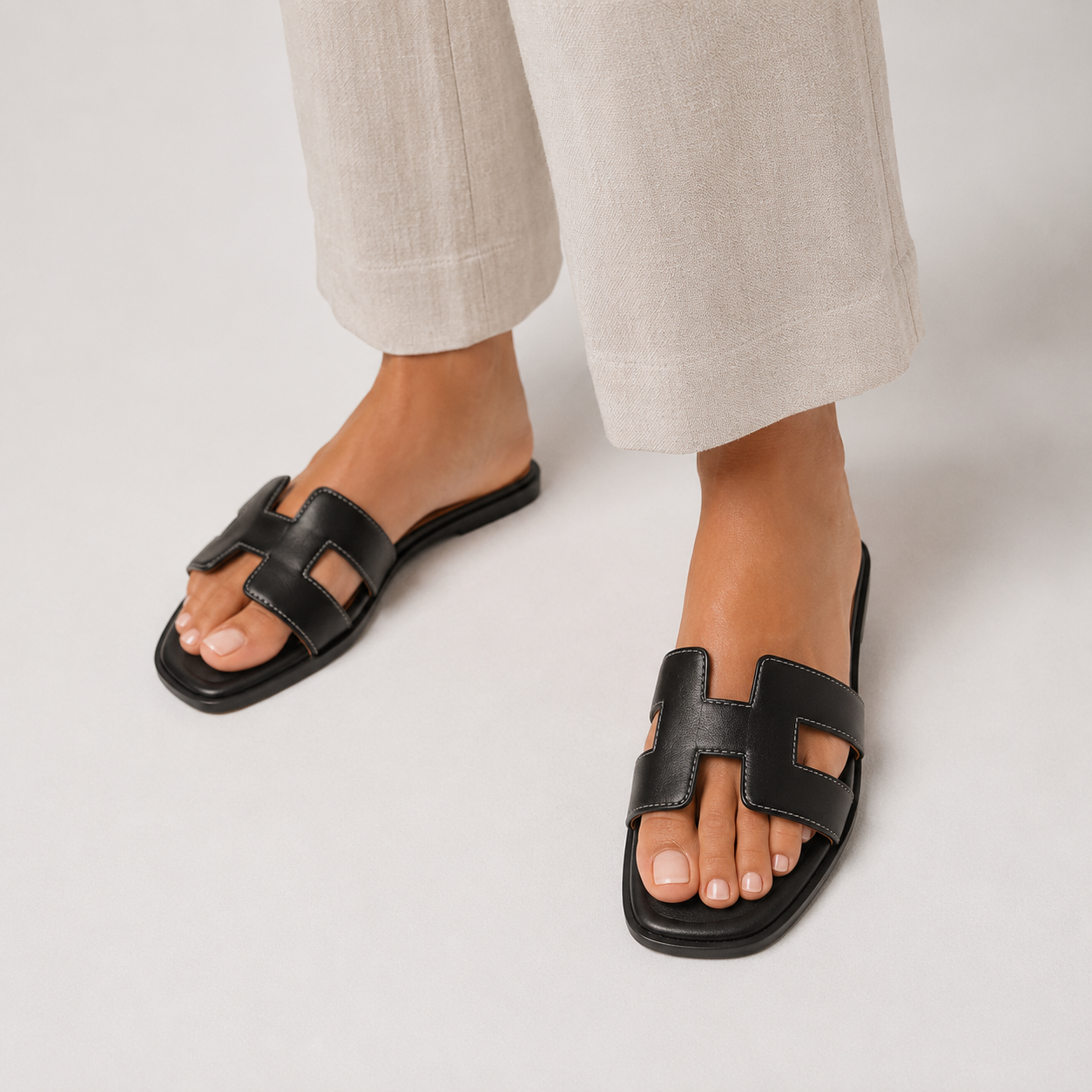 Mules plates femme en cuir à bride en H