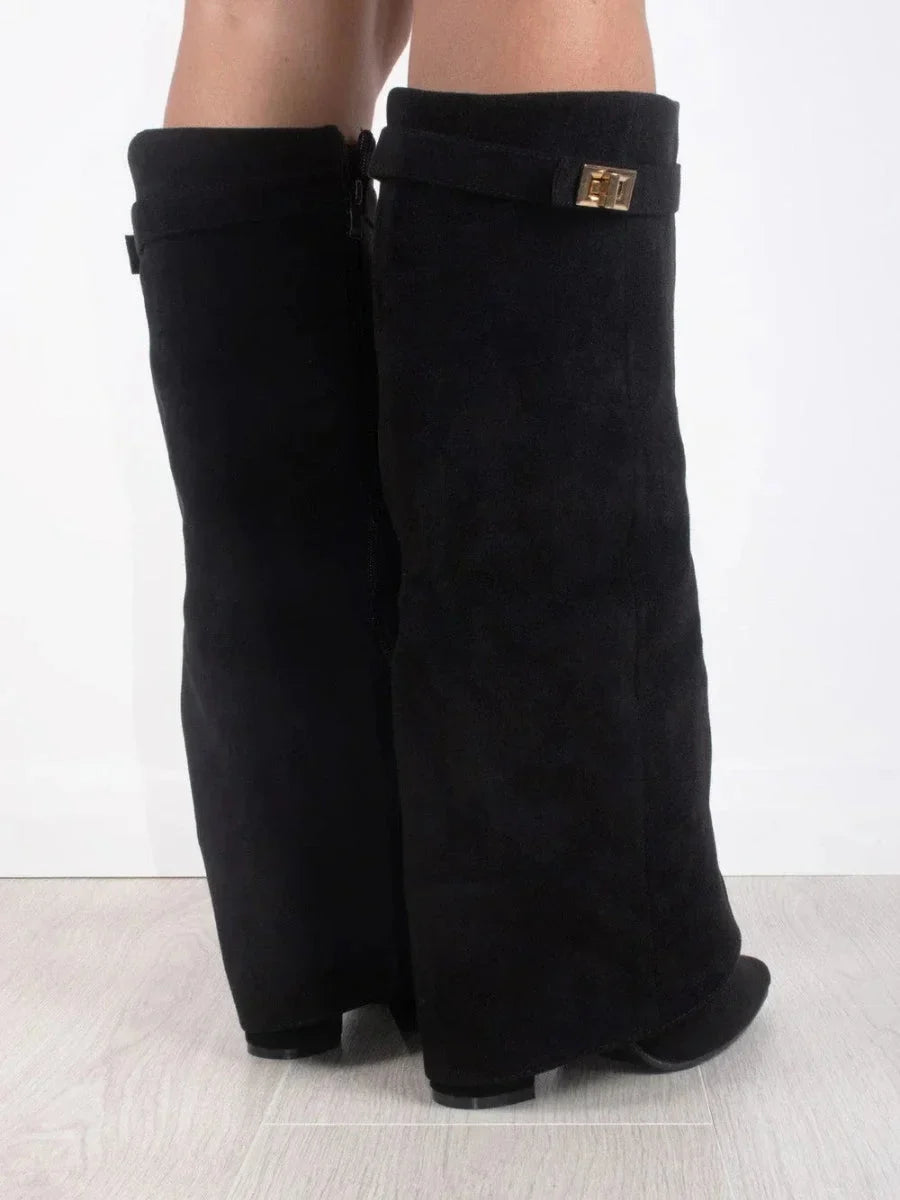 Bottes femme en suède avec détails métalliques moderne
