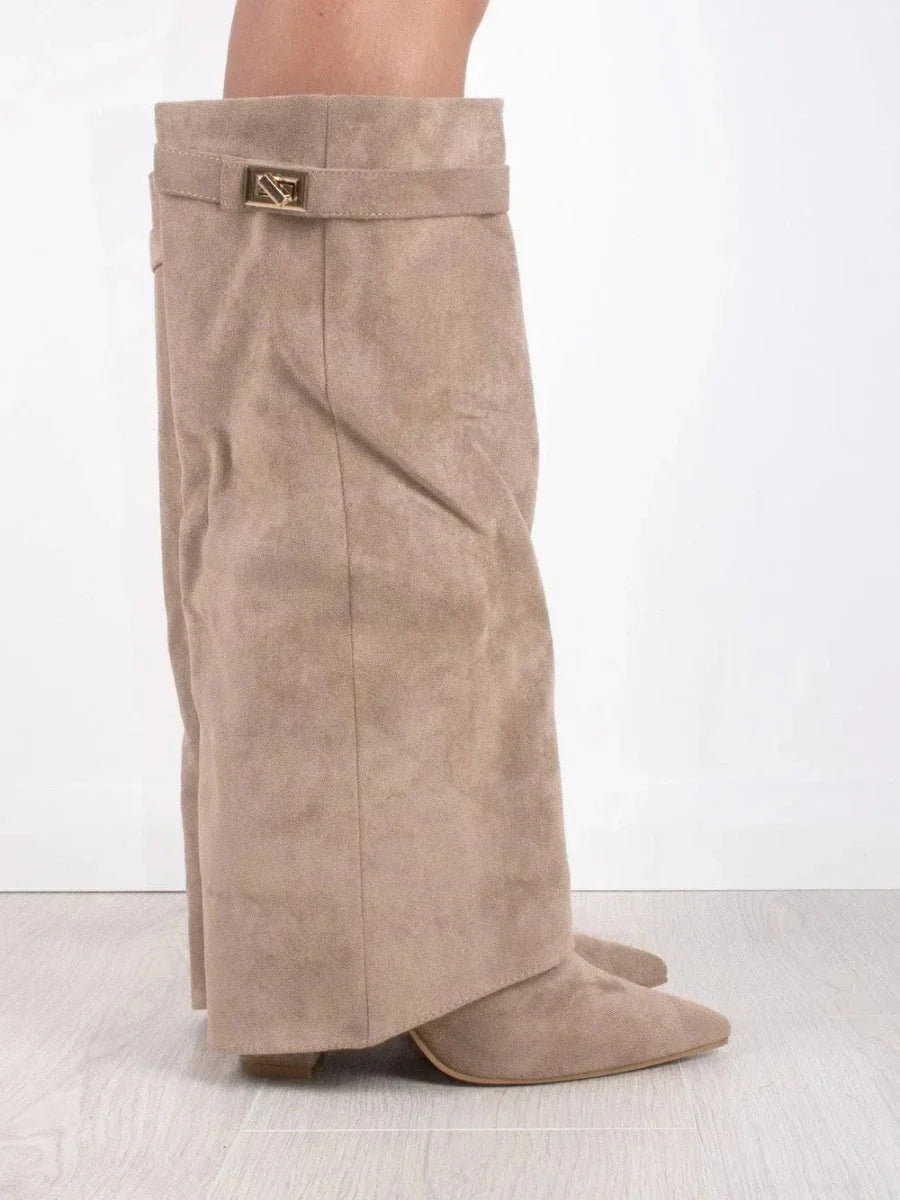 Bottes femme en suède avec détails métalliques moderne