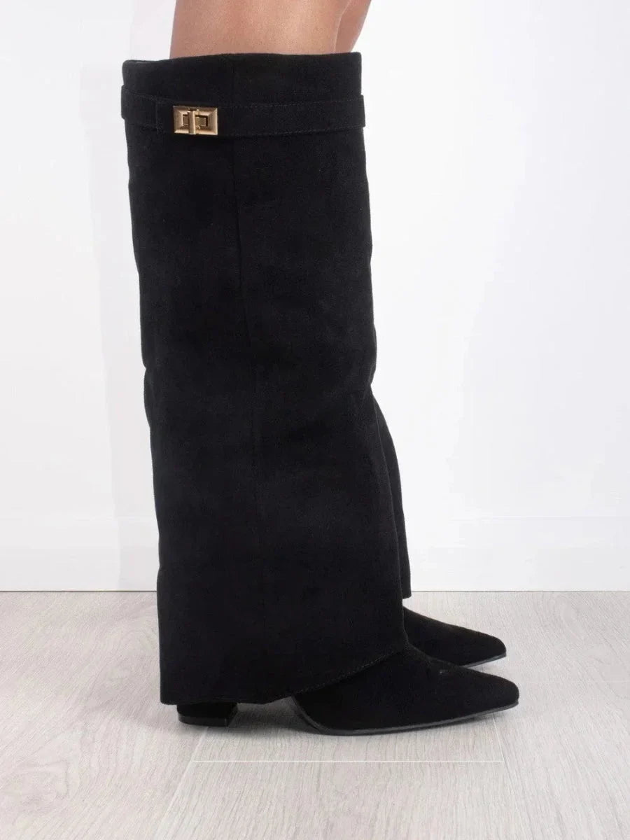 Bottes femme en suède avec détails métalliques moderne