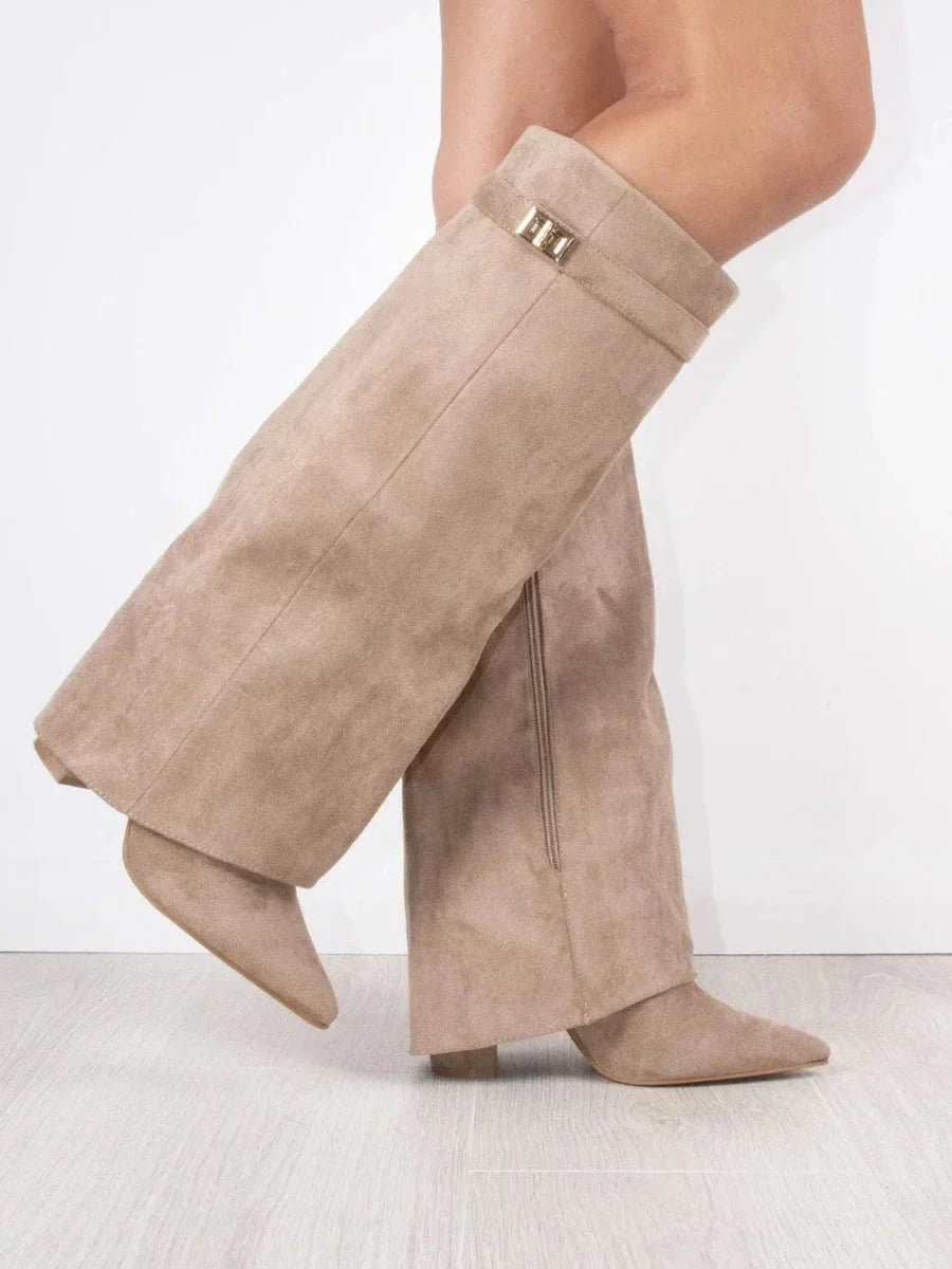 Bottes femme en suède avec détails métalliques moderne