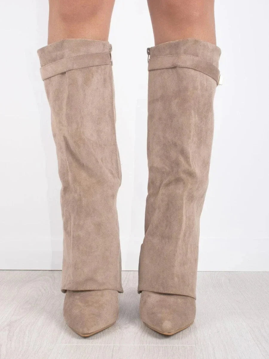 Bottes femme en suède avec détails métalliques moderne
