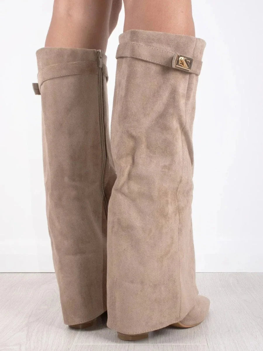 Bottes femme en suède avec détails métalliques moderne