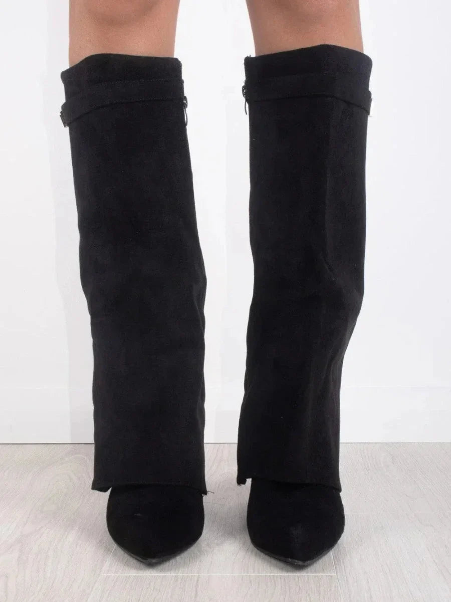 Bottes femme en suède avec détails métalliques moderne