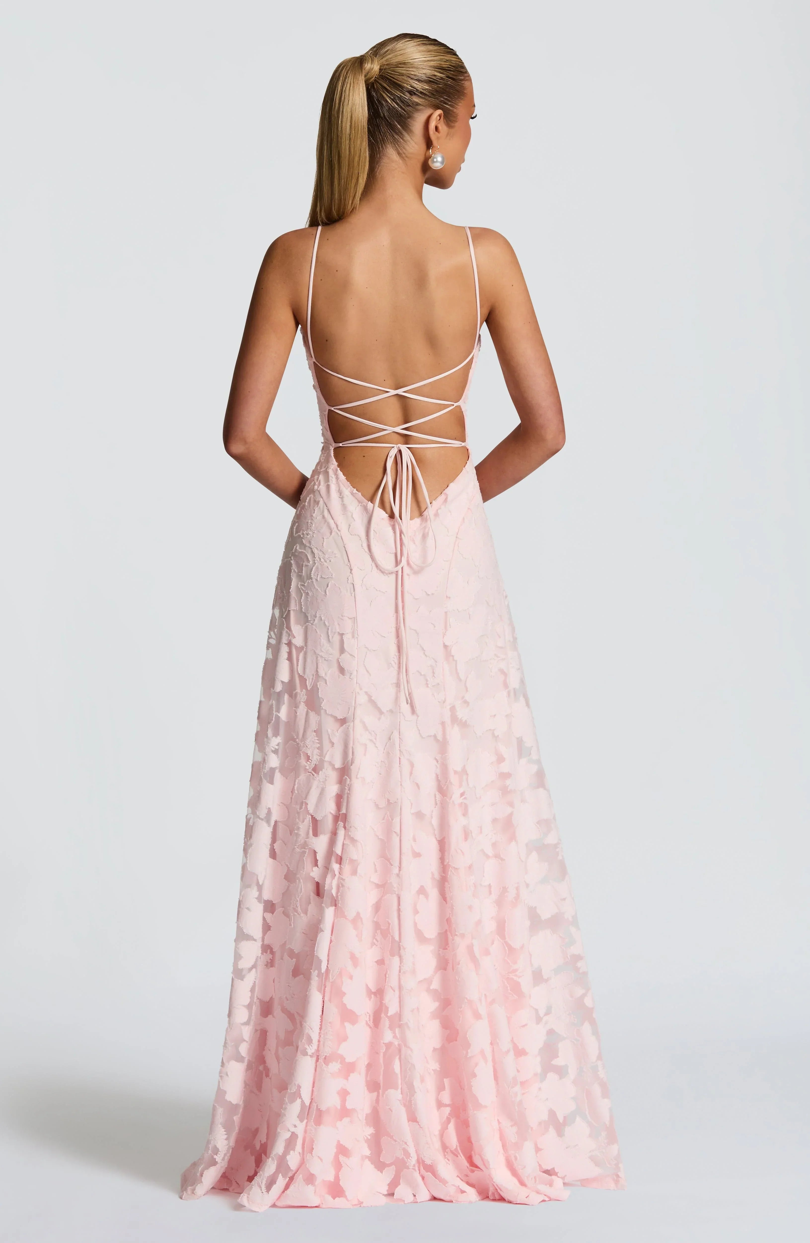 Robe longue femme avec bretelles fines et motifs floraux moderne