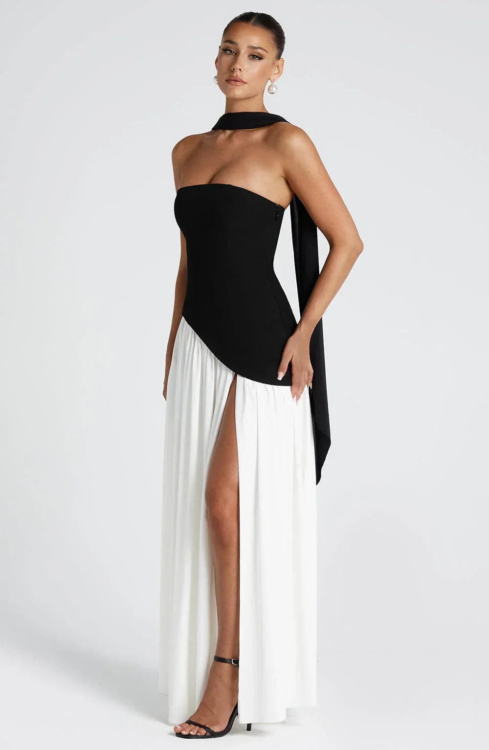 Robe longue bustier corset avec détail foulard et fente haute moderne