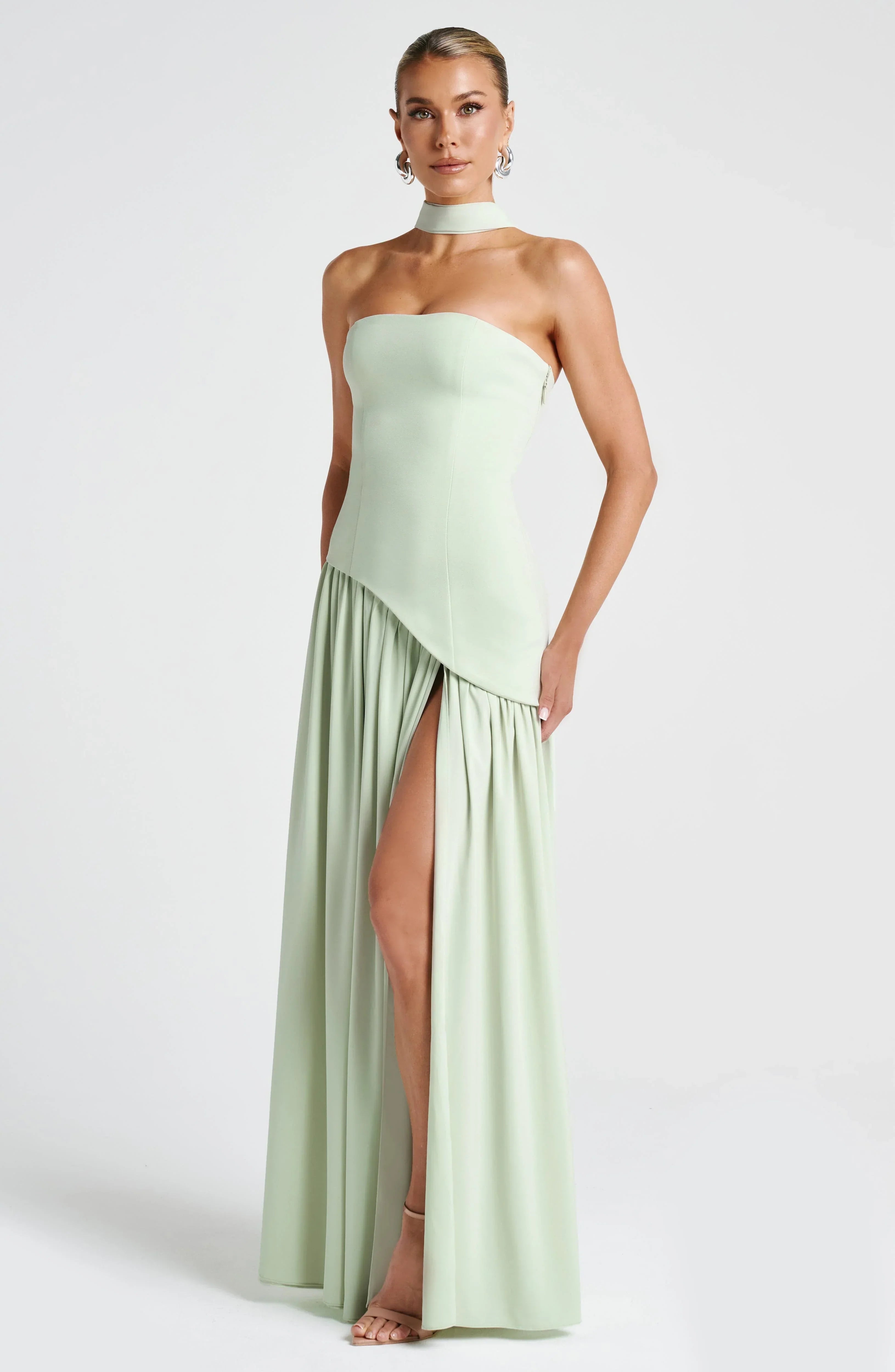 Robe longue bustier corset avec détail foulard et fente haute moderne