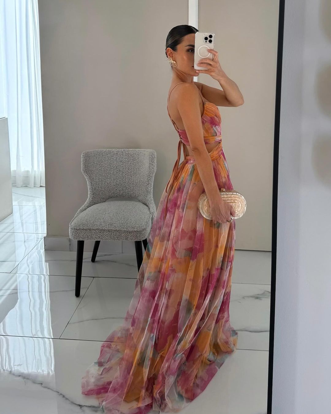 Robe longue femme multicolore à fines bretelles décolleté en V fluide moderne