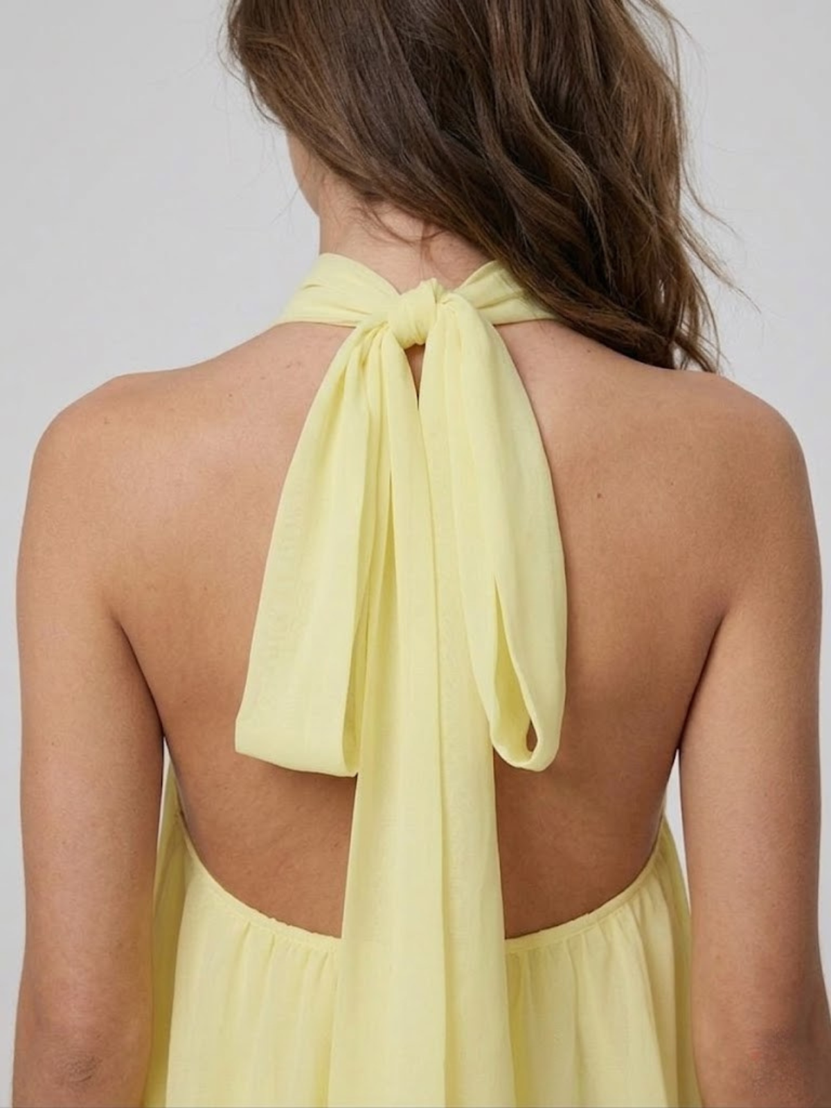Robe courte femme col montant halter dos nu volants étagés moderne