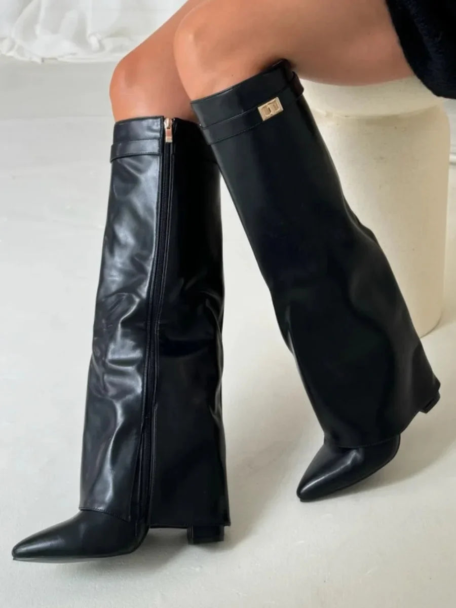 Bottes femme en suède avec détails métalliques moderne