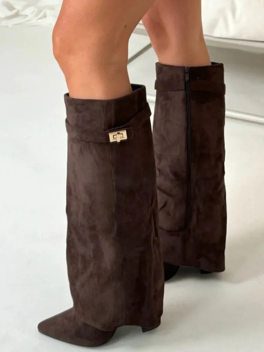 Bottes femme en suède avec détails métalliques moderne