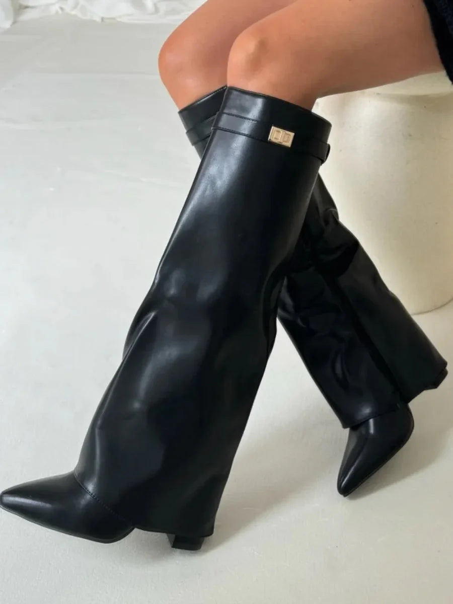 Bottes femme en suède avec détails métalliques moderne