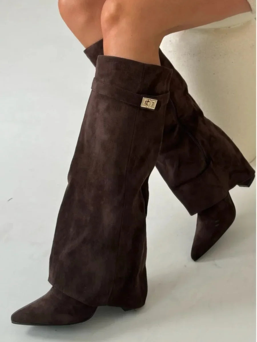 Bottes femme en suède avec détails métalliques moderne