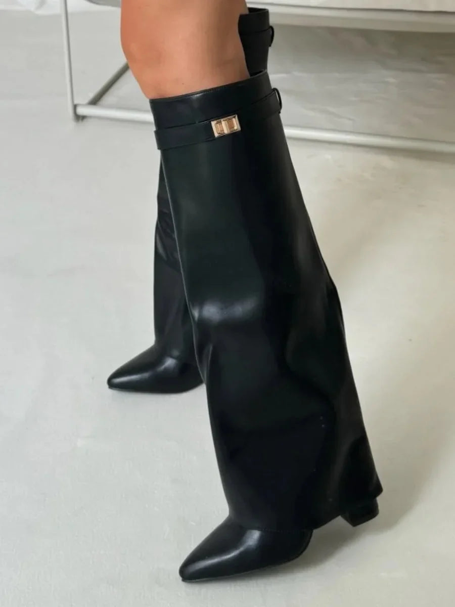 Bottes femme en suède avec détails métalliques moderne