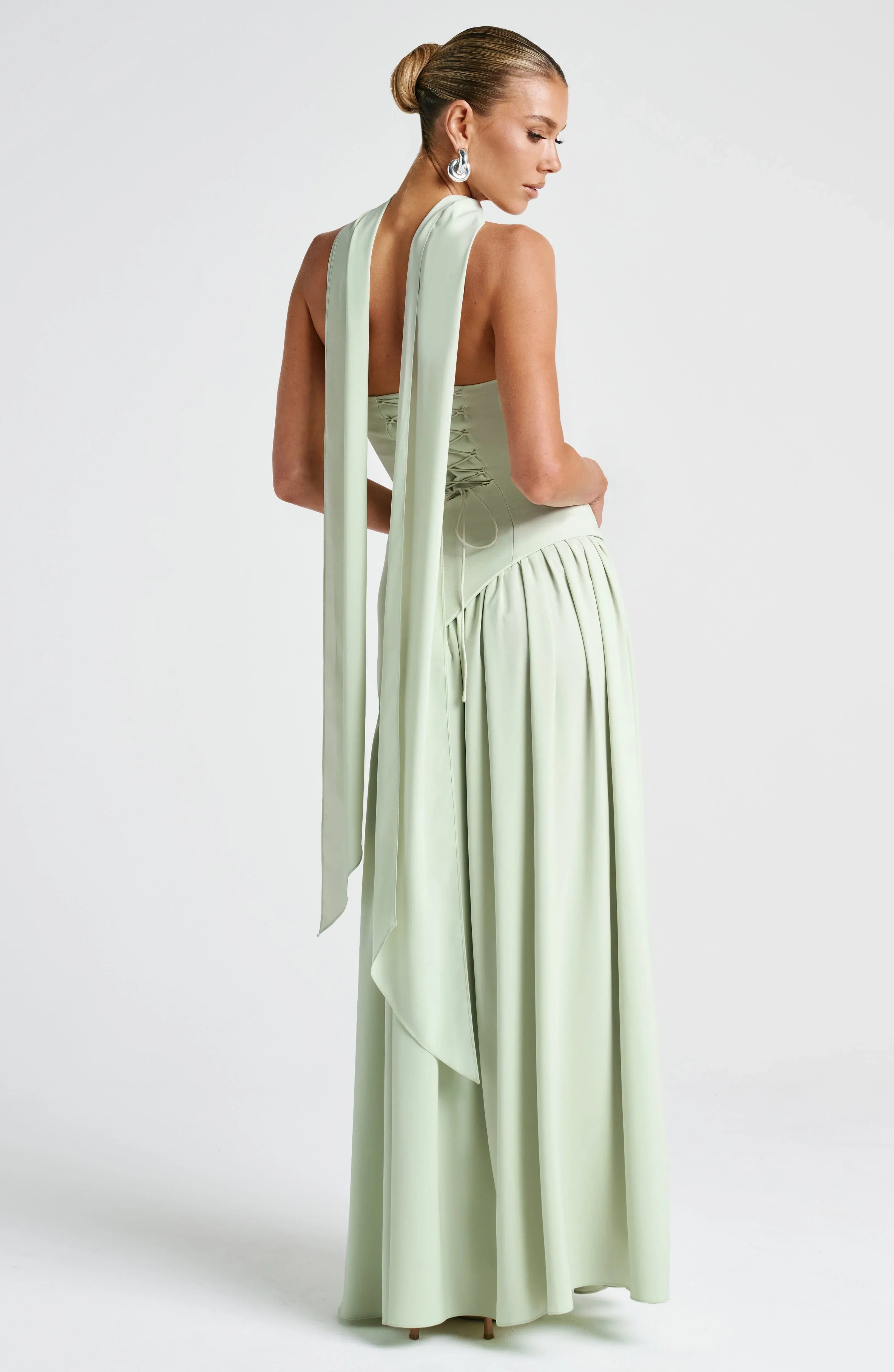 Robe longue bustier corset avec détail foulard et fente haute moderne
