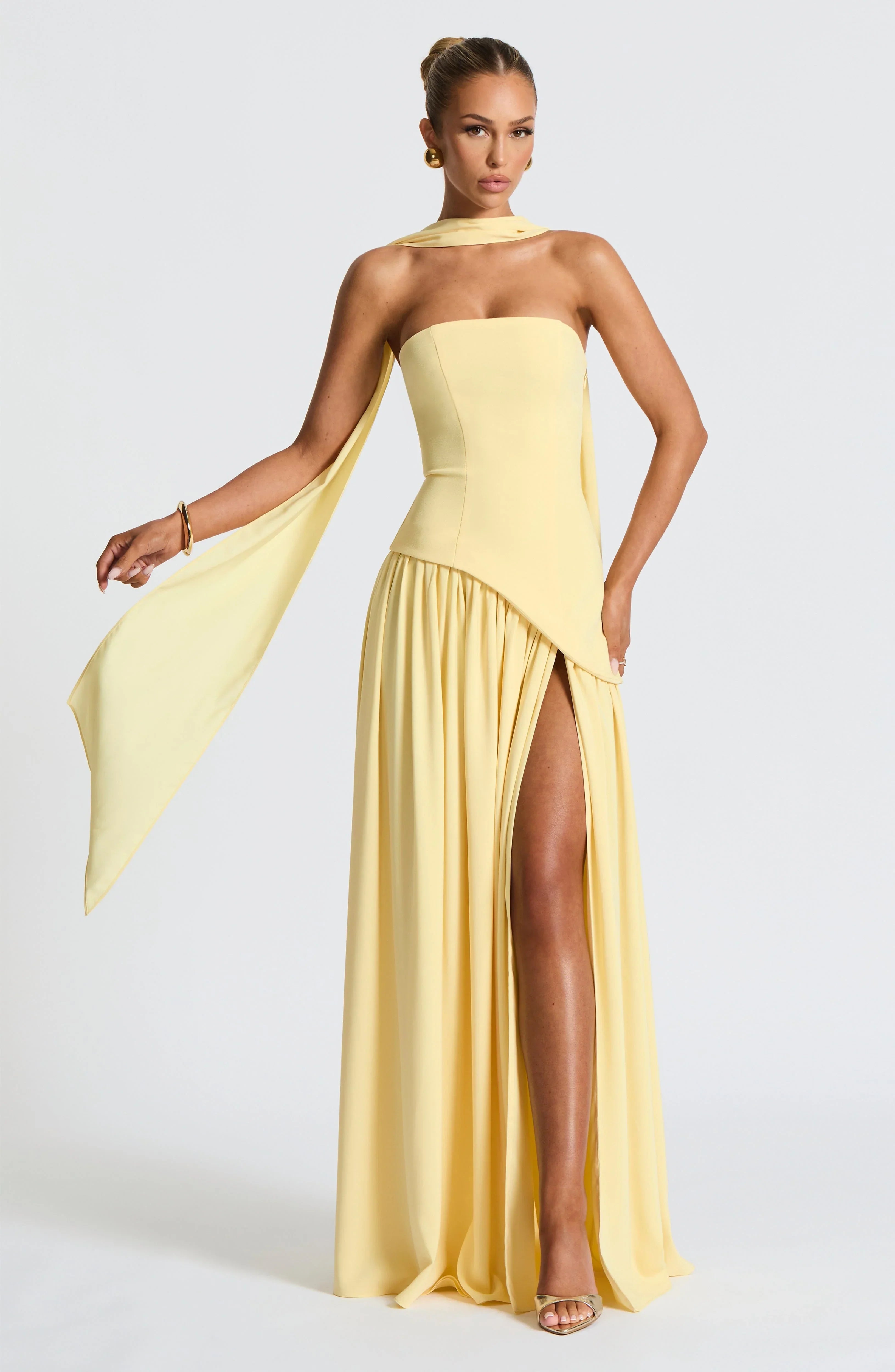 Robe longue bustier corset avec détail foulard et fente haute moderne